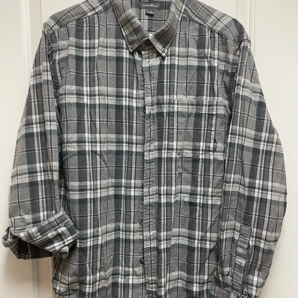 Eddie Bauer Men’s XL Black & Gray Plaid Flannel Shirt Outdoorsy Camping Fishing - Picture 2 of 8